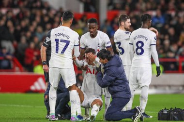 Tottenham Hotspur 'dan Brennan Johnson # 22 Premier League maçında tedavi gördü Nottingham Forest Tottenham Hotspur' a karşı City Ground, Nottingham, İngiltere, 15 Aralık 202
