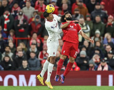 Manchester United 'dan Raphal Varane, Liverpool Premier Ligi maçında Liverpool Manchester United' a karşı Anfield, Liverpool, İngiltere 'de 17 Aralık 2023' te oynanan maçta Mohamed Salah 'dan yüksek topu kazandı.