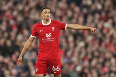 Liverpool 'dan Trent Alexander-Arnold, 17 Aralık 202' de İngiltere, Liverpool 'da Manchester United' a karşı oynanan Premier League maçında takım talimatlarını veriyor.