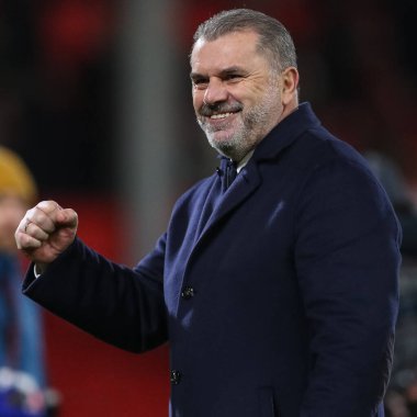 Tottenham Hotspur 'un Ange Postecoglou teknik direktörü Premier Lig maçında Nottingham Forest Tottenham Hotspur' a karşı 15 Aralık 202 'de Nottingham, İngiltere' de kazandığı maçta havayı yumrukluyor.