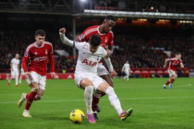 Tottenham Hotspur 'dan Son Heung-Min # 7 numara Nottingham Forest' ın 15 Aralık 202 'de Nottingham City Ground' da Tottenham Hotspur 'a karşı oynadığı Premier League maçında Willy Boly # 30' u durdurdu.