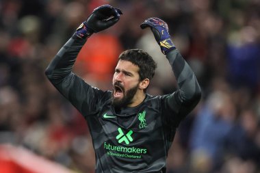 Liverpool 'dan Alisson Becker 17 Aralık 202' de İngiltere 'nin Liverpool kentinde Manchester United' a karşı oynanan Premier League maçında tepki gösterdi.