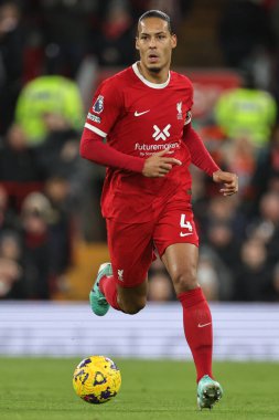 Liverpool 'dan Virgil van Dijk Premier Lig maçı sırasında topla birlikte Manchester United' a karşı Anfield, Liverpool, İngiltere, 17 Aralık 202