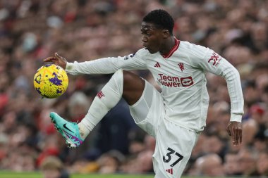 Manchester United takımından Kobbie Mainoo, Premier League maçında topu kontrol ediyor Liverpool Manchester United 'a karşı Anfield, Liverpool, İngiltere, 17 Aralık 202