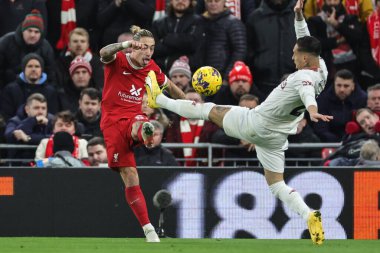 Liverpool 'dan Kostas Tsimikas, 17 Aralık 202' de İngiltere 'nin Liverpool kentinde oynanan Premier League maçı sırasında Manchester United' lı Antony 'den ayrıldı.