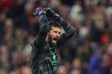 Liverpool 'dan Alisson Becker 17 Aralık 202' de İngiltere 'nin Liverpool kentinde Manchester United' a karşı oynanan Premier League maçında tepki gösterdi.