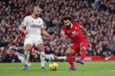 Liverpool 'dan Muhammed Salah, Premier League maçında Liverpool Manchester United' a karşı Anfield, Liverpool, İngiltere 'de 17 Aralık 202' de oynanan maçta kaleci tarafından kurtarılan golle şutunu attı.