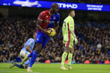 Kristal Saray 'ın 14 numaralı oyuncusu Jean-Philippe Mateta Premier Lig maçında Manchester City, Manchester, İngiltere' deki Etihad Stadyumu 'ndaki Crystal Palace maçında 2-1' lik skorla gol attıktan sonra oyuna devam etmeye çalışıyor.