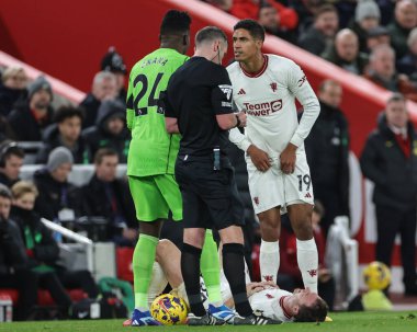 Manchester United takımından Jonny Evans, 17 Aralık 202 'de İngiltere' nin Liverpool United takımına karşı oynanan Premier League maçında sahada sakatlandı.