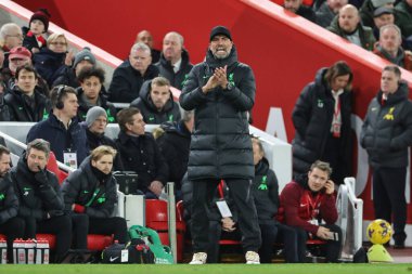 Liverpool teknik direktörü Jrgen Klopp, 17 Aralık 2023 'te İngiltere' nin Liverpool kentinde oynanan Premier League maçında Liverpool Manchester United maçında takımını alkışladı.