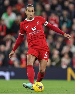 Liverpool 'dan Virgil van Dijk, 17 Aralık 202' de İngiltere 'nin Liverpool kentinde oynanan Premier League maçında Manchester United' a karşı oynadığı maçta topa vuruyor.