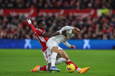 Tottenham Hotspur 'dan Brennan Johnson # 22 Premier League maçında Nottingham Forest - Tottenham Hotspur maçı sırasında Nottingham Ormanı' nın 19 numarası Moussa Niakhat tarafından 15 Aralık 2023 'te Nottingham, İngiltere' de oynanan City Ground 'da yenildi.