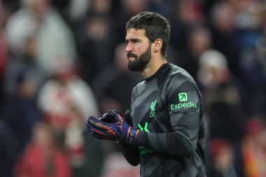 Liverpool 'dan Alisson Becker, 17 Aralık 202' de İngiltere 'nin Liverpool kentinde oynanan Premier League maçında ev sahibi taraftarları alkışlıyor.