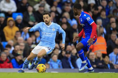 Manchester City 'den Bernardo Silva # 20 Premier Lig maçı sırasında Manchester City - Manchester Crystal Palace maçında Tyrick Mitchell # 3' ü geçmeye çalışıyor.