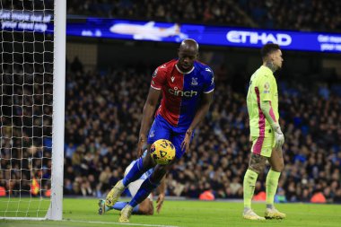 Kristal Saray 'ın 14 numaralı oyuncusu Jean-Philippe Mateta Premier Lig maçında Manchester City, Manchester, İngiltere' deki Etihad Stadyumu 'ndaki Crystal Palace maçında 2-1' lik skorla gol attıktan sonra oyuna devam etmeye çalışıyor.