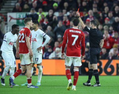 Hakem Jarred Gillett, Nottingham Tottenham Hotspur 'a karşı oynadığı Premier Lig maçı sırasında Tottenham Hotspur' dan Yves Bissouma # 8 'e kırmızı kart verdi.
