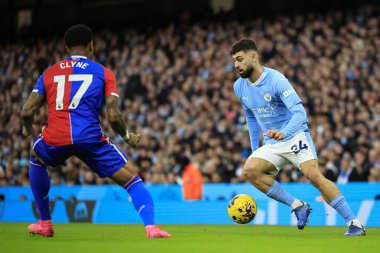 Manchester City 'den Josko Gvardiol # 24 Premier Lig maçında Crystal Palace' dan Nathaniel Clyne # 17 'yi geçmeye çalışıyor Manchester City - Crystal Palace Etihad Stadyumu, Manchester, İngiltere, 16 Aralık 202