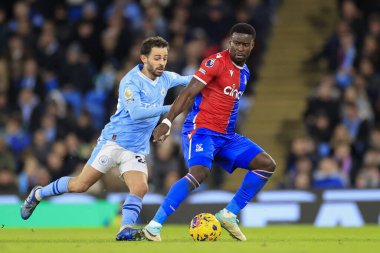 Crystal Palace 'dan Marc Guehi topu Manchester City - Etihad Stadyumu' nda oynanan Premier League maçı sırasında Manchester City - Crystal Palace maçında Bernardo Silva # 20 'den koruyor.