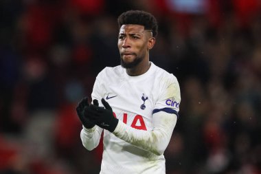 Tottenham Hotspur 'dan Emerson # 12 Premier League maçında Nottingham Forest Tottenham Hotspur' a karşı 15 Aralık 202 'de City Ground, Nottingham, İngiltere' de 0-2 'lik galibiyeti kutluyor.
