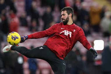 Liverpool 'dan Alisson Becker Premier League maçı sırasında Liverpool Manchester United' a karşı Anfield, Liverpool, İngiltere 'de 17 Aralık 202' de oynanan ısınma maçında