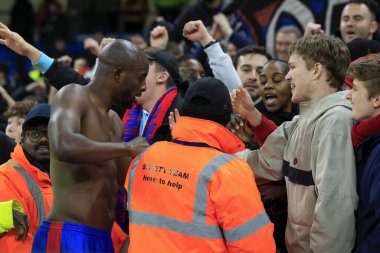 Kristal Saray 'dan Jean-Philippe Mateta 16 Aralık 202' de Etihad Stadyumu 'nda oynanan Premier League maçının sonunda taraftarına tişörtünü verdi.