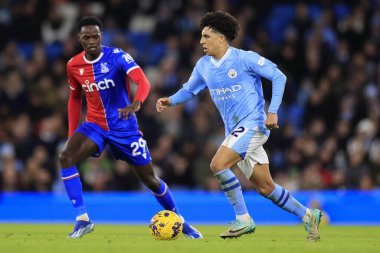 Manchester City 'den Rico Lewis # 82 Premier League maçında Kristal Saray' dan Naouirou Ahamada # 29 'un izlediği topla koşuyor Manchester City, Manchester, İngiltere' deki Etihad Stadyumu 'nda Kristal Saray' a karşı, 16 Aralık 202