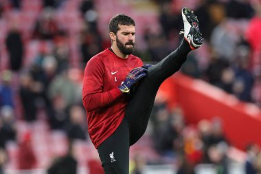 Liverpool 'dan Alisson Becker Premier League maçı sırasında Liverpool Manchester United' a karşı Anfield, Liverpool, İngiltere 'de 17 Aralık 202' de oynanan ısınma maçında