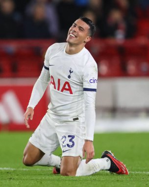 Tottenham Hotspur takımından Pedro Porro 15 Aralık 202 'de Nottingham Forest Tottenham Hotspur' a karşı oynadığı Premier League maçında ayağa kalktığında gülümsüyor.