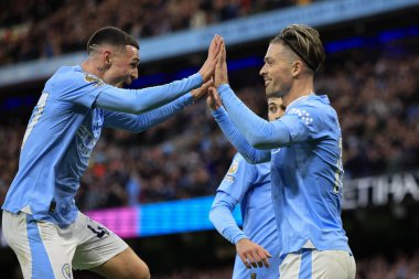 Manchester City 'den Jack Grealish # 10 Premier League maçında Manchester City - Etihad Stadyumu, Manchester, İngiltere' de 16 Aralık 202 tarihli Crystal Palace maçında 1-0 öne geçtikten sonra Manchester City 'den Phil Foden # 47 ile kutlama yapıyor.