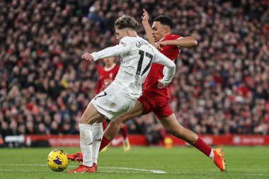 Liverpool 'dan Trent Alexander-Arnold, 17 Aralık 202' de İngiltere 'nin Liverpool kentinde oynanan Premier League maçında Liverpool Manchester United' a karşı oynadığı maçta Liverpool 'lu Curtis Jones' u yere serdi.