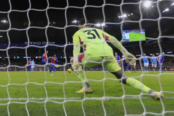 Crystal Palace 'ın 7 numaralı oyuncusu Michael Olise, Premier Lig maçında Manchester City' nin Etihad Stadyumu 'ndaki Crystal Palace' a karşı 16 Aralık 202 'de 2-2' lik skorla penaltı noktasına ulaştı.