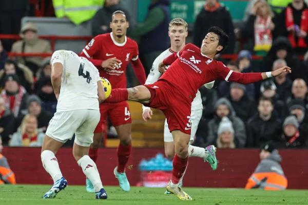 Liverpool 'dan Wataru Endo, Manchester United' ın 17 Aralık 2023 'te Anfield, Liverpool' da oynanan Premier League maçı sırasında Manchester United 'a attığı serbest vuruşla Manchester United' ı yakaladı.