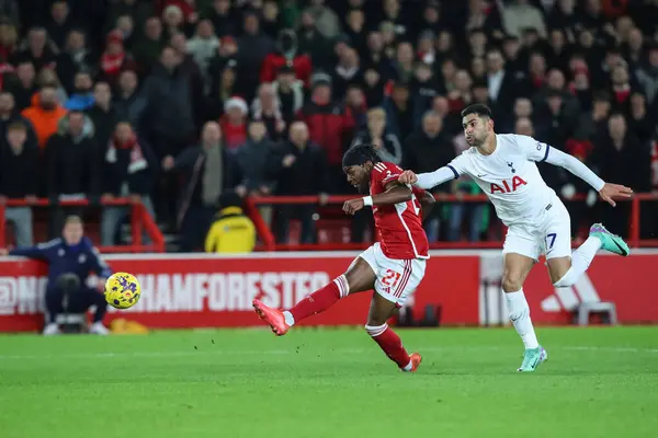 Anthony Elanga Nottingham Forest Dispara Gol Durante Partido Premier League — Foto de Stock