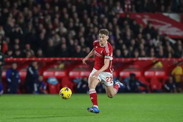 Nottingham Forest 'tan Ryan Yates 15 Aralık 202' de Nottingham Forest Tottenham Hotspur 'a karşı oynadığı Premier Lig maçında topu düşürüyor.