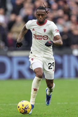 Manchester United takımından Aaron Wan-Bissaka, Premier League maçında Manchester United 'a karşı Londra Stadyumu' nda 23 Aralık 202 'de oynanan maçta topu düşürüyor.