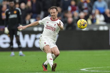 Manchester United takımından Jonny Evans, Premier League maçında topla birlikte, West Ham United ile Manchester United, Londra Stadyumu 'nda, 23 Aralık 202' de karşı karşıya geldi.