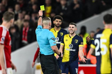 Hakem Robert Jones, Bournemouth 'dan Ryan Christie' ye Premier Lig maçı sırasında Nottingham Forest 'a karşı Bournemouth City Ground, Nottingham, İngiltere' de 23 Aralık 202 'de sarı kart verdi.