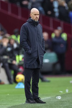 Manchester United 'ın 10. Hag teknik direktörü, 23 Aralık 202' de Londra Stadyumu 'nda oynanan Premier League maçında West Ham United ve Manchester United maçında yan güzergahına bakıyor.