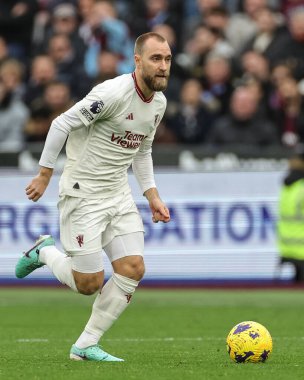 Manchester United takımından Christian Eriksen, Premier League maçında topu Londra 'daki Manchester United' a karşı 23 Aralık 202 'de Londra Stadyumu' nda aldı.