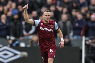 West Ham United 'dan Bay Coufal, 23 Aralık 2023' te Londra Stadyumu 'nda oynanan Premier Lig maçında amiri West Ham United' a karşı Manchester United 'ı destekledi.