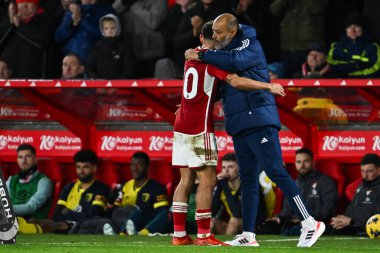 Nottingham Ormanı 'nın Nuno Esprito Santo Müdürü Nottingham Ormanı' ndan Morgan Gibbs-White 'ı Premier Lig maçı sırasında Nottingham Ormanı' na karşı Bournemouth maçında kucaklıyor.