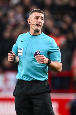 Hakem Robert Jones Premier Lig maçı sırasında Nottingham Forest, Bournemouth 'a karşı City Ground, Nottingham, İngiltere, 23 Aralık 202