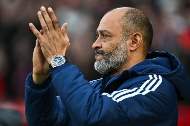 Nottingham Ormanı 'nın Nuno Esprito Santo Müdürü, Nottingham Forest' ın Bournemouth 'a karşı oynadığı Premier League maçında taraftarları alkışlıyor.