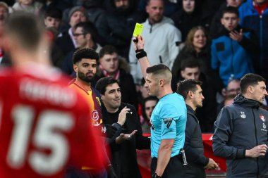Hakem Robert Jones, İngiltere 'nin Nottingham şehrinde oynanan Premier Lig maçı sırasında Bournemouth Andoni Iraola Müdürü' ne sarı kart verdi.