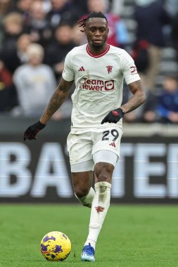 Manchester United 'dan Aaron Wan-Bissaka Premier League maçı sırasında topla birlikte Manchester United' a karşı Londra Stadyumu, Londra, Birleşik Krallık, 23 Aralık 202