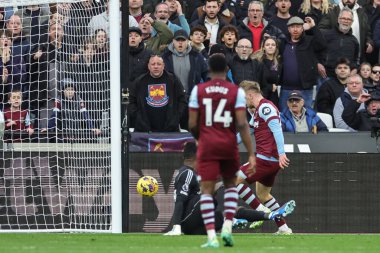 West Ham United takımından Jarrod Bowen, Premier League maçında Manchester United 'a karşı Londra Stadyumu' nda 23 Aralık 202 'de oynanan maçta 1-0 berabere kaldı.