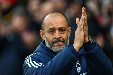 Nottingham Ormanı 'nın Nuno Esprito Santo Müdürü, Nottingham Forest' ın Bournemouth 'a karşı oynadığı Premier League maçında taraftarları alkışlıyor.