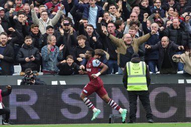 West Ham United takımından Mohammed Kudus, Premier League maçı West Ham United ile Manchester United maçında 23 Aralık 202 'de Londra' daki Londra Stadyumu 'nda 2-0' lık galibiyetini kutluyor.
