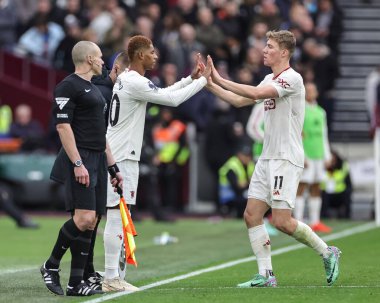 Manchester United takımından Rasmus Hjlund, Manchester United 'ın 23 Aralık 2023' te Londra Stadyumu 'nda oynanan Premier League maçında Marcus Rashford' un yerini aldı.