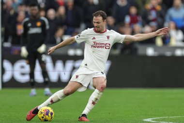 Manchester United takımından Jonny Evans, Premier League maçında topla birlikte, West Ham United ile Manchester United, Londra Stadyumu 'nda, 23 Aralık 202' de karşı karşıya geldi.